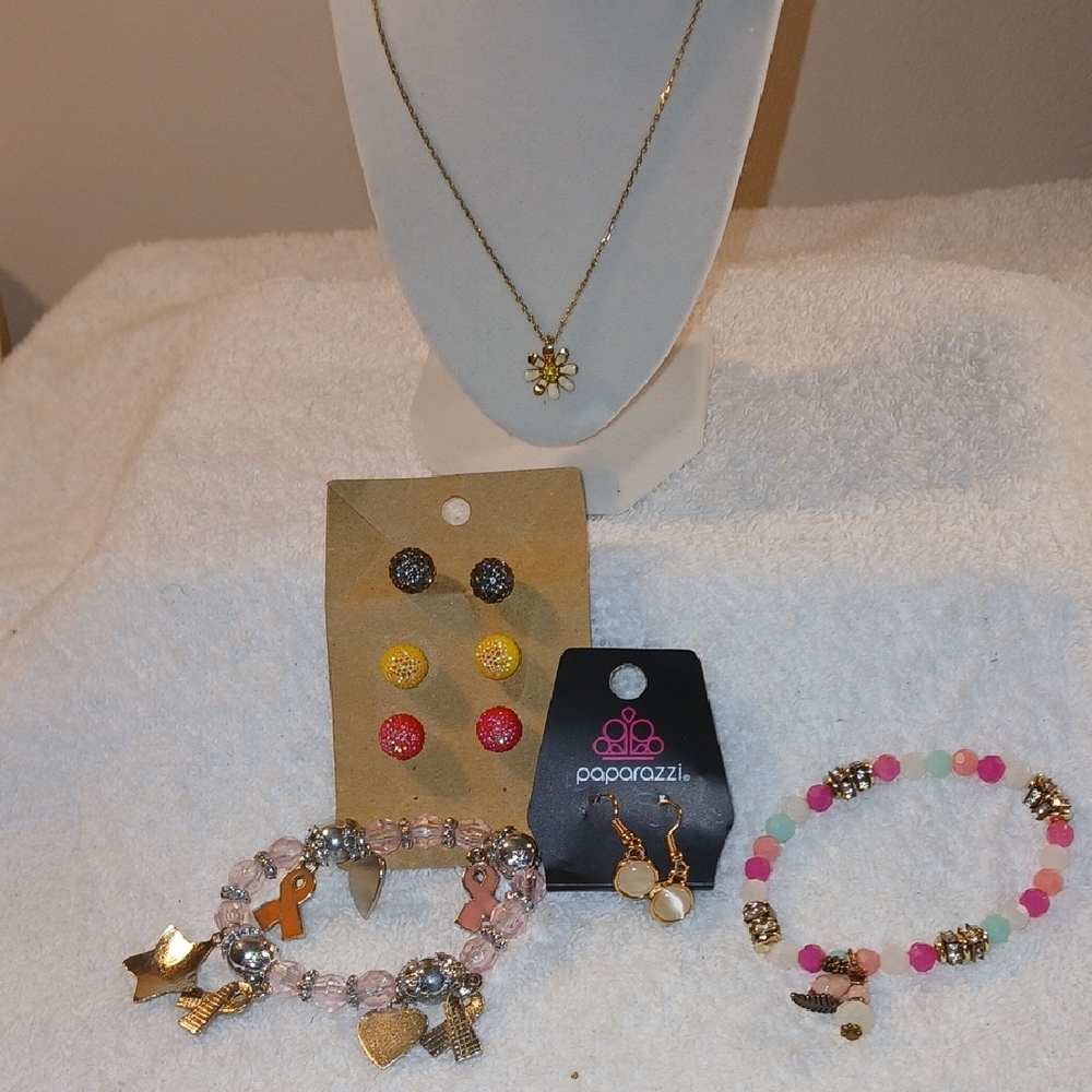 Gold Tone Daisy Pendant Necklace with Pink and Mint Beaded Bracelets & Earrings